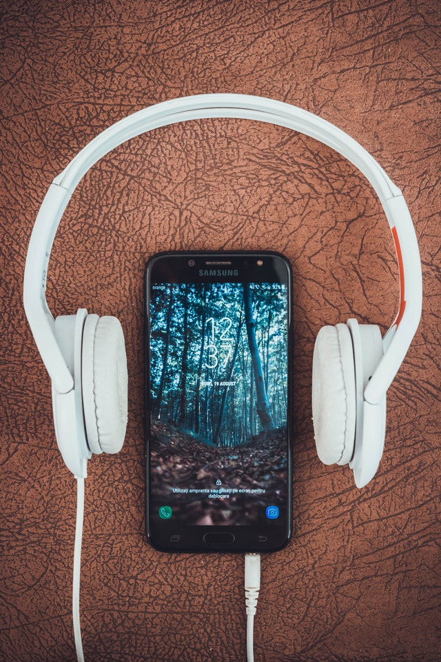 headphones around samsung phone